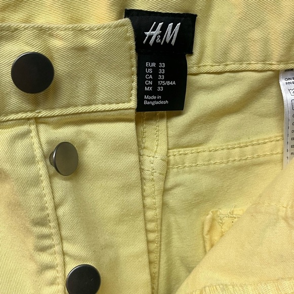 H&M Denim
Pale yellow Shorts Size 33 - Picture 3 of 4